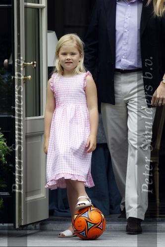 Wassernaar 5 juni 2010
Fotouurtje met Prinses Maxima Amalia Alexia Ariane en Prins Willem Alexander in de tuin van hun huis op de Horsten.
Peter Smulders bv
