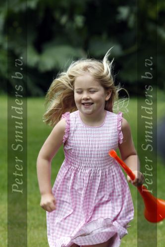 Wassernaar 5 juni 2010
Fotouurtje met Prinses Maxima Amalia Alexia Ariane en Prins Willem Alexander in de tuin van hun huis op de Horsten.
Peter Smulders bv