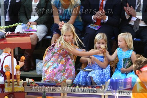 Tiel, 11 September 2010
50e maal FruitCorso met als gasten
Prins Willem Alexander, Prinses Maxima, Prinses Amalia, Prinses Alexia en Prinses Ariane
Foto Peter Smulders BV