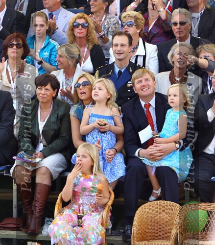 Tiel, 11 September 2010
50e maal FruitCorso met als gasten
Prins Willem Alexander, Prinses Maxima, Prinses Amalia, Prinses Alexia en Prinses Ariane
Foto Peter Smulders BV