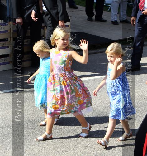 Tiel, 11 September 2010
50e maal FruitCorso met als gasten
Prins Willem Alexander, Prinses Maxima, Prinses Amalia, Prinses Alexia en Prinses Ariane
Foto Peter Smulders BV
