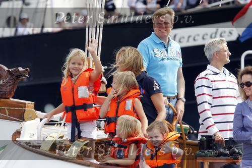 Amsterdam 21 augustus 2010
Prins Willem Alkexander met de groende Draeck bij sail. Prinses Maxima Prinses Amalia Ariane en Alexia zijn er ook bij. Ook is er een kindermeisje bij. Ze voeren onder begeleiding van meerdere politie boten
Peter Smulders bv