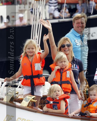 Amsterdam 21 augustus 2010
Prins Willem Alkexander met de groende Draeck bij sail. Prinses Maxima Prinses Amalia Ariane en Alexia zijn er ook bij. Ook is er een kindermeisje bij. Ze voeren onder begeleiding van meerdere politie boten
Peter Smulders bv