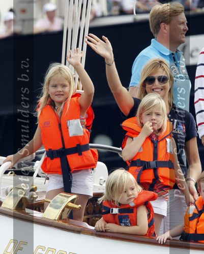 Amsterdam 21 augustus 2010
Prins Willem Alkexander met de groende Draeck bij sail. Prinses Maxima Prinses Amalia Ariane en Alexia zijn er ook bij. Ook is er een kindermeisje bij. Ze voeren onder begeleiding van meerdere politie boten
Peter Smulders bv