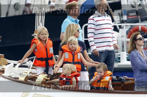 Amsterdam 21 augustus 2010
Prins Willem Alkexander met de groende Draeck bij sail. Prinses Maxima Prinses Amalia Ariane en Alexia zijn er ook bij. Ook is er een kindermeisje bij. Ze voeren onder begeleiding van meerdere politie boten
Peter Smulders bv
