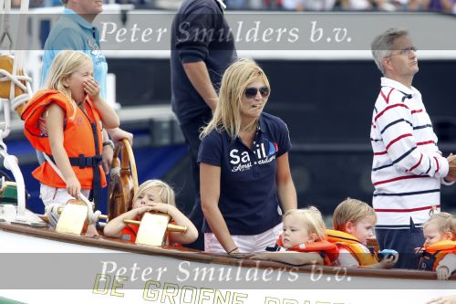 Amsterdam 21 augustus 2010
Prins Willem Alkexander met de groende Draeck bij sail. Prinses Maxima Prinses Amalia Ariane en Alexia zijn er ook bij. Ook is er een kindermeisje bij. Ze voeren onder begeleiding van meerdere politie boten
Peter Smulders bv