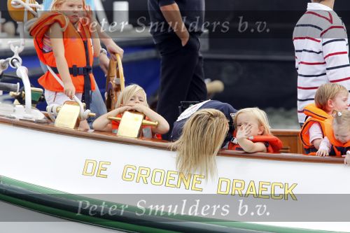 Amsterdam 21 augustus 2010
Prins Willem Alkexander met de groende Draeck bij sail. Prinses Maxima Prinses Amalia Ariane en Alexia zijn er ook bij. Ook is er een kindermeisje bij. Ze voeren onder begeleiding van meerdere politie boten
Peter Smulders bv