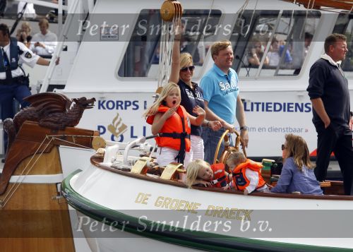 Amsterdam 21 augustus 2010
Prins Willem Alkexander met de groende Draeck bij sail. Prinses Maxima Prinses Amalia Ariane en Alexia zijn er ook bij. Ook is er een kindermeisje bij. Ze voeren onder begeleiding van meerdere politie boten
Peter Smulders bv