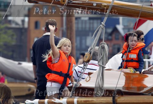 Amsterdam 21 augustus 2010
Prins Willem Alkexander met de groende Draeck bij sail. Prinses Maxima Prinses Amalia Ariane en Alexia zijn er ook bij. Ook is er een kindermeisje bij. Ze voeren onder begeleiding van meerdere politie boten
Peter Smulders bv