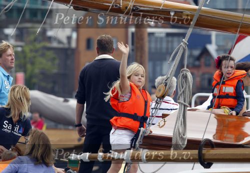 Amsterdam 21 augustus 2010
Prins Willem Alkexander met de groende Draeck bij sail. Prinses Maxima Prinses Amalia Ariane en Alexia zijn er ook bij. Ook is er een kindermeisje bij. Ze voeren onder begeleiding van meerdere politie boten
Peter Smulders bv