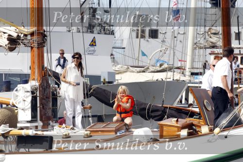Amsterdam 21 augustus 2010
Prins Willem Alkexander met de groende Draeck bij sail. Prinses Maxima Prinses Amalia Ariane en Alexia zijn er ook bij. Ook is er een kindermeisje bij. Ze voeren onder begeleiding van meerdere politie boten
Peter Smulders bv
