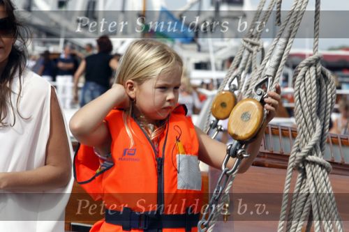 Amsterdam 21 augustus 2010
Prins Willem Alkexander met de groende Draeck bij sail. Prinses Maxima Prinses Amalia Ariane en Alexia zijn er ook bij. Ook is er een kindermeisje bij. Ze voeren onder begeleiding van meerdere politie boten
Peter Smulders bv