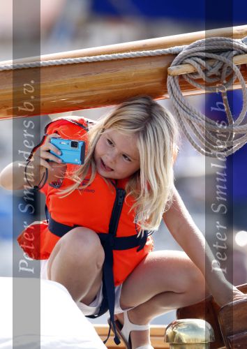 Amsterdam 21 augustus 2010
Prins Willem Alkexander met de groende Draeck bij sail. Prinses Maxima Prinses Amalia Ariane en Alexia zijn er ook bij. Ook is er een kindermeisje bij. Ze voeren onder begeleiding van meerdere politie boten
Peter Smulders bv