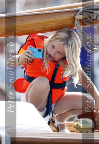 Amsterdam 21 augustus 2010
Prins Willem Alkexander met de groende Draeck bij sail. Prinses Maxima Prinses Amalia Ariane en Alexia zijn er ook bij. Ook is er een kindermeisje bij. Ze voeren onder begeleiding van meerdere politie boten
Peter Smulders bv