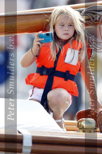 Amsterdam 21 augustus 2010
Prins Willem Alkexander met de groende Draeck bij sail. Prinses Maxima Prinses Amalia Ariane en Alexia zijn er ook bij. Ook is er een kindermeisje bij. Ze voeren onder begeleiding van meerdere politie boten
Peter Smulders bv