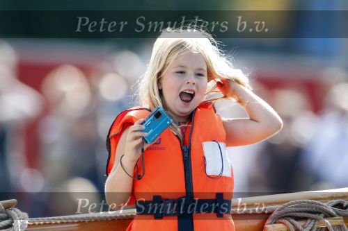 Amsterdam 21 augustus 2010
Prins Willem Alkexander met de groende Draeck bij sail. Prinses Maxima Prinses Amalia Ariane en Alexia zijn er ook bij. Ook is er een kindermeisje bij. Ze voeren onder begeleiding van meerdere politie boten
Peter Smulders bv