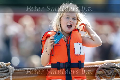 Amsterdam 21 augustus 2010
Prins Willem Alkexander met de groende Draeck bij sail. Prinses Maxima Prinses Amalia Ariane en Alexia zijn er ook bij. Ook is er een kindermeisje bij. Ze voeren onder begeleiding van meerdere politie boten
Peter Smulders bv