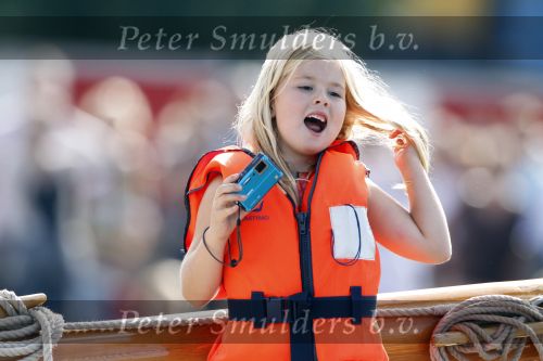Amsterdam 21 augustus 2010
Prins Willem Alkexander met de groende Draeck bij sail. Prinses Maxima Prinses Amalia Ariane en Alexia zijn er ook bij. Ook is er een kindermeisje bij. Ze voeren onder begeleiding van meerdere politie boten
Peter Smulders bv