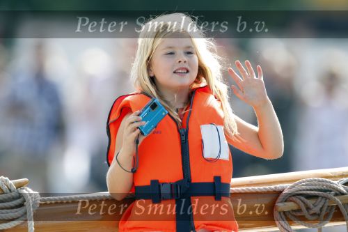 Amsterdam 21 augustus 2010
Prins Willem Alkexander met de groende Draeck bij sail. Prinses Maxima Prinses Amalia Ariane en Alexia zijn er ook bij. Ook is er een kindermeisje bij. Ze voeren onder begeleiding van meerdere politie boten
Peter Smulders bv