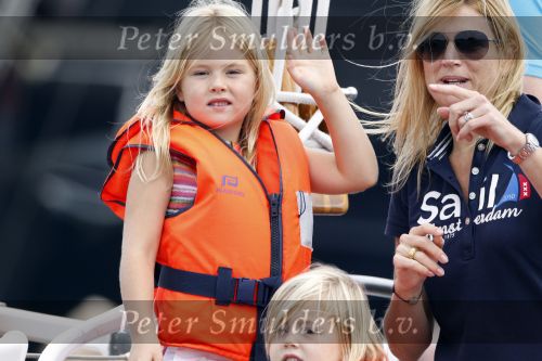 Amsterdam 21 augustus 2010
Prins Willem Alkexander met de groende Draeck bij sail. Prinses Maxima Prinses Amalia Ariane en Alexia zijn er ook bij. Ook is er een kindermeisje bij. Ze voeren onder begeleiding van meerdere politie boten
Peter Smulders bv