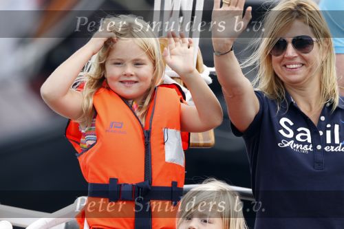 Amsterdam 21 augustus 2010
Prins Willem Alkexander met de groende Draeck bij sail. Prinses Maxima Prinses Amalia Ariane en Alexia zijn er ook bij. Ook is er een kindermeisje bij. Ze voeren onder begeleiding van meerdere politie boten
Peter Smulders bv