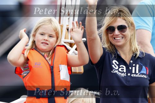 Amsterdam 21 augustus 2010
Prins Willem Alkexander met de groende Draeck bij sail. Prinses Maxima Prinses Amalia Ariane en Alexia zijn er ook bij. Ook is er een kindermeisje bij. Ze voeren onder begeleiding van meerdere politie boten
Peter Smulders bv