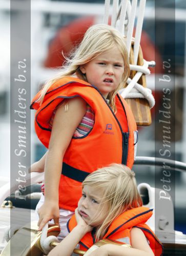 Amsterdam 21 augustus 2010
Prins Willem Alkexander met de groende Draeck bij sail. Prinses Maxima Prinses Amalia Ariane en Alexia zijn er ook bij. Ook is er een kindermeisje bij. Ze voeren onder begeleiding van meerdere politie boten
Peter Smulders bv