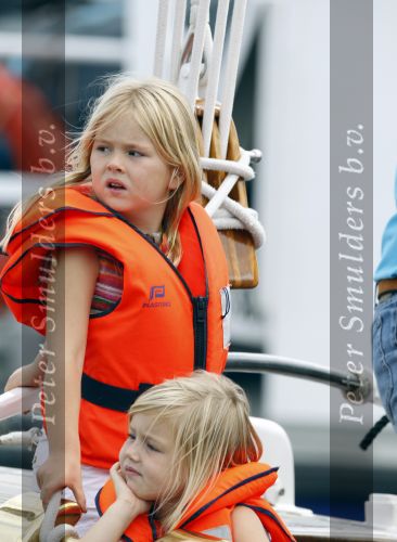 Amsterdam 21 augustus 2010
Prins Willem Alkexander met de groende Draeck bij sail. Prinses Maxima Prinses Amalia Ariane en Alexia zijn er ook bij. Ook is er een kindermeisje bij. Ze voeren onder begeleiding van meerdere politie boten
Peter Smulders bv