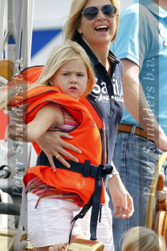 Amsterdam 21 augustus 2010
Prins Willem Alkexander met de groende Draeck bij sail. Prinses Maxima Prinses Amalia Ariane en Alexia zijn er ook bij. Ook is er een kindermeisje bij. Ze voeren onder begeleiding van meerdere politie boten
Peter Smulders bv