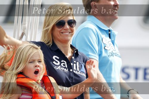 Amsterdam 21 augustus 2010
Prins Willem Alkexander met de groende Draeck bij sail. Prinses Maxima Prinses Amalia Ariane en Alexia zijn er ook bij. Ook is er een kindermeisje bij. Ze voeren onder begeleiding van meerdere politie boten
Peter Smulders bv