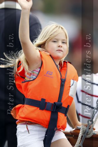 Amsterdam 21 augustus 2010
Prins Willem Alkexander met de groende Draeck bij sail. Prinses Maxima Prinses Amalia Ariane en Alexia zijn er ook bij. Ook is er een kindermeisje bij. Ze voeren onder begeleiding van meerdere politie boten
Peter Smulders bv