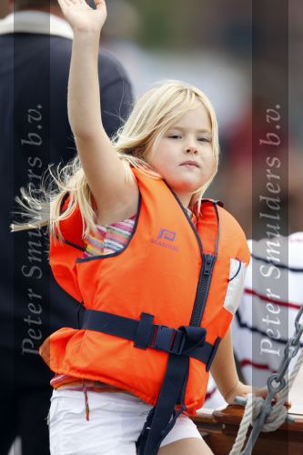 Amsterdam 21 augustus 2010
Prins Willem Alkexander met de groende Draeck bij sail. Prinses Maxima Prinses Amalia Ariane en Alexia zijn er ook bij. Ook is er een kindermeisje bij. Ze voeren onder begeleiding van meerdere politie boten
Peter Smulders bv