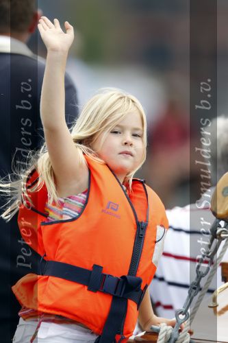 Amsterdam 21 augustus 2010
Prins Willem Alkexander met de groende Draeck bij sail. Prinses Maxima Prinses Amalia Ariane en Alexia zijn er ook bij. Ook is er een kindermeisje bij. Ze voeren onder begeleiding van meerdere politie boten
Peter Smulders bv