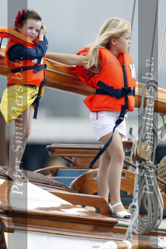 Amsterdam 21 augustus 2010
Prins Willem Alkexander met de groende Draeck bij sail. Prinses Maxima Prinses Amalia Ariane en Alexia zijn er ook bij. Ook is er een kindermeisje bij. Ze voeren onder begeleiding van meerdere politie boten
Peter Smulders bv
