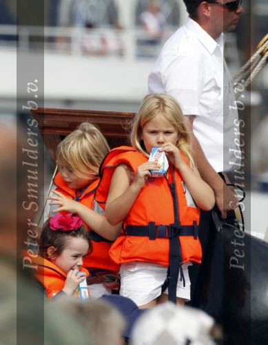 Amsterdam 21 augustus 2010
Prins Willem Alkexander met de groende Draeck bij sail. Prinses Maxima Prinses Amalia Ariane en Alexia zijn er ook bij. Ook is er een kindermeisje bij. Ze voeren onder begeleiding van meerdere politie boten
Peter Smulders bv