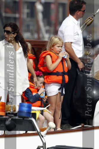 Amsterdam 21 augustus 2010
Prins Willem Alkexander met de groende Draeck bij sail. Prinses Maxima Prinses Amalia Ariane en Alexia zijn er ook bij. Ook is er een kindermeisje bij. Ze voeren onder begeleiding van meerdere politie boten
Peter Smulders bv