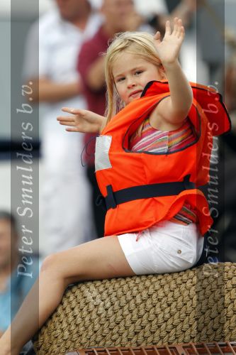 Amsterdam 21 augustus 2010
Prins Willem Alkexander met de groende Draeck bij sail. Prinses Maxima Prinses Amalia Ariane en Alexia zijn er ook bij. Ook is er een kindermeisje bij. Ze voeren onder begeleiding van meerdere politie boten
Peter Smulders bv