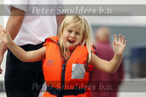Amsterdam 21 augustus 2010
Prins Willem Alkexander met de groende Draeck bij sail. Prinses Maxima Prinses Amalia Ariane en Alexia zijn er ook bij. Ook is er een kindermeisje bij. Ze voeren onder begeleiding van meerdere politie boten
Peter Smulders bv