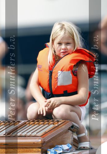 Amsterdam 21 augustus 2010
Prins Willem Alkexander met de groende Draeck bij sail. Prinses Maxima Prinses Amalia Ariane en Alexia zijn er ook bij. Ook is er een kindermeisje bij. Ze voeren onder begeleiding van meerdere politie boten
Peter Smulders bv