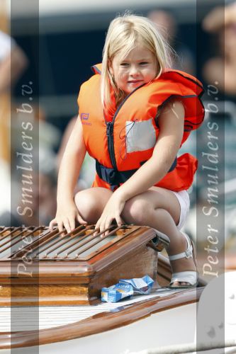 Amsterdam 21 augustus 2010
Prins Willem Alkexander met de groende Draeck bij sail. Prinses Maxima Prinses Amalia Ariane en Alexia zijn er ook bij. Ook is er een kindermeisje bij. Ze voeren onder begeleiding van meerdere politie boten
Peter Smulders bv