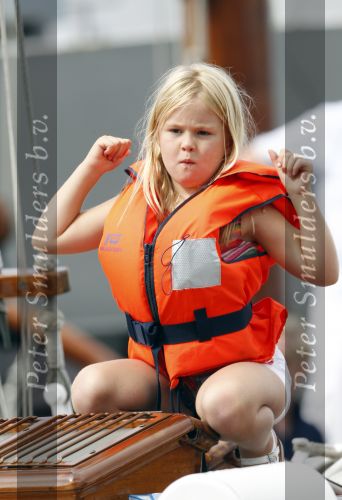 Amsterdam 21 augustus 2010
Prins Willem Alkexander met de groende Draeck bij sail. Prinses Maxima Prinses Amalia Ariane en Alexia zijn er ook bij. Ook is er een kindermeisje bij. Ze voeren onder begeleiding van meerdere politie boten
Peter Smulders bv