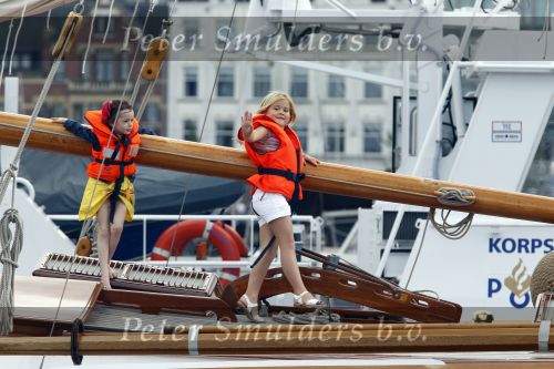 Amsterdam 21 augustus 2010
Prins Willem Alkexander met de groende Draeck bij sail. Prinses Maxima Prinses Amalia Ariane en Alexia zijn er ook bij. Ook is er een kindermeisje bij. Ze voeren onder begeleiding van meerdere politie boten
Peter Smulders bv