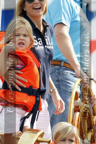 Amsterdam 21 augustus 2010
Prins Willem Alkexander met de groende Draeck bij sail. Prinses Maxima Prinses Amalia Ariane en Alexia zijn er ook bij. Ook is er een kindermeisje bij. Ze voeren onder begeleiding van meerdere politie boten
Peter Smulders bv