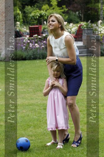 Wassernaar 5 juni 2010
Fotouurtje met Prinses Maxima Amalia Alexia Ariane en Prins Willem Alexander in de tuin van hun huis op de Horsten.
Peter Smulders bv