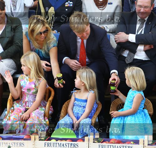 Tiel, 11 September 2010
50e maal FruitCorso met als gasten
Prins Willem Alexander, Prinses Maxima, Prinses Amalia, Prinses Alexia en Prinses Ariane
Foto Peter Smulders BV