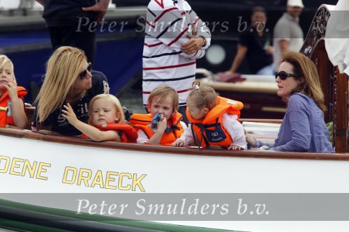 Amsterdam 21 augustus 2010
Prins Willem Alkexander met de groende Draeck bij sail. Prinses Maxima Prinses Amalia Ariane en Alexia zijn er ook bij. Ook is er een kindermeisje bij. Ze voeren onder begeleiding van meerdere politie boten
Peter Smulders bv