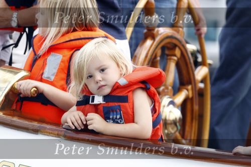 Amsterdam 21 augustus 2010
Prins Willem Alkexander met de groende Draeck bij sail. Prinses Maxima Prinses Amalia Ariane en Alexia zijn er ook bij. Ook is er een kindermeisje bij. Ze voeren onder begeleiding van meerdere politie boten
Peter Smulders bv