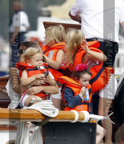Amsterdam 21 augustus 2010
Prins Willem Alkexander met de groende Draeck bij sail. Prinses Maxima Prinses Amalia Ariane en Alexia zijn er ook bij. Ook is er een kindermeisje bij. Ze voeren onder begeleiding van meerdere politie boten
Peter Smulders bv
