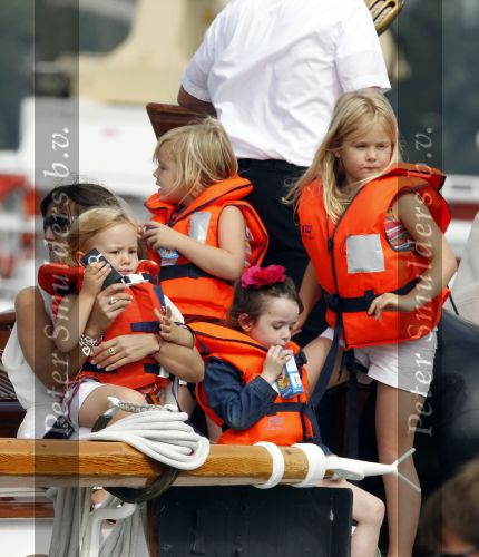 Amsterdam 21 augustus 2010
Prins Willem Alkexander met de groende Draeck bij sail. Prinses Maxima Prinses Amalia Ariane en Alexia zijn er ook bij. Ook is er een kindermeisje bij. Ze voeren onder begeleiding van meerdere politie boten
Peter Smulders bv