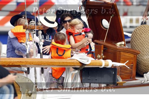 Amsterdam 21 augustus 2010
Prins Willem Alkexander met de groende Draeck bij sail. Prinses Maxima Prinses Amalia Ariane en Alexia zijn er ook bij. Ook is er een kindermeisje bij. Ze voeren onder begeleiding van meerdere politie boten
Peter Smulders bv